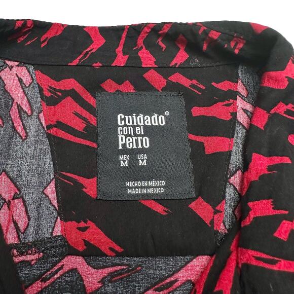 Cuidado Con el Perro | Men | Black Red Abstract Camp Button Up Shirt | Medium - Picture 6 of 9